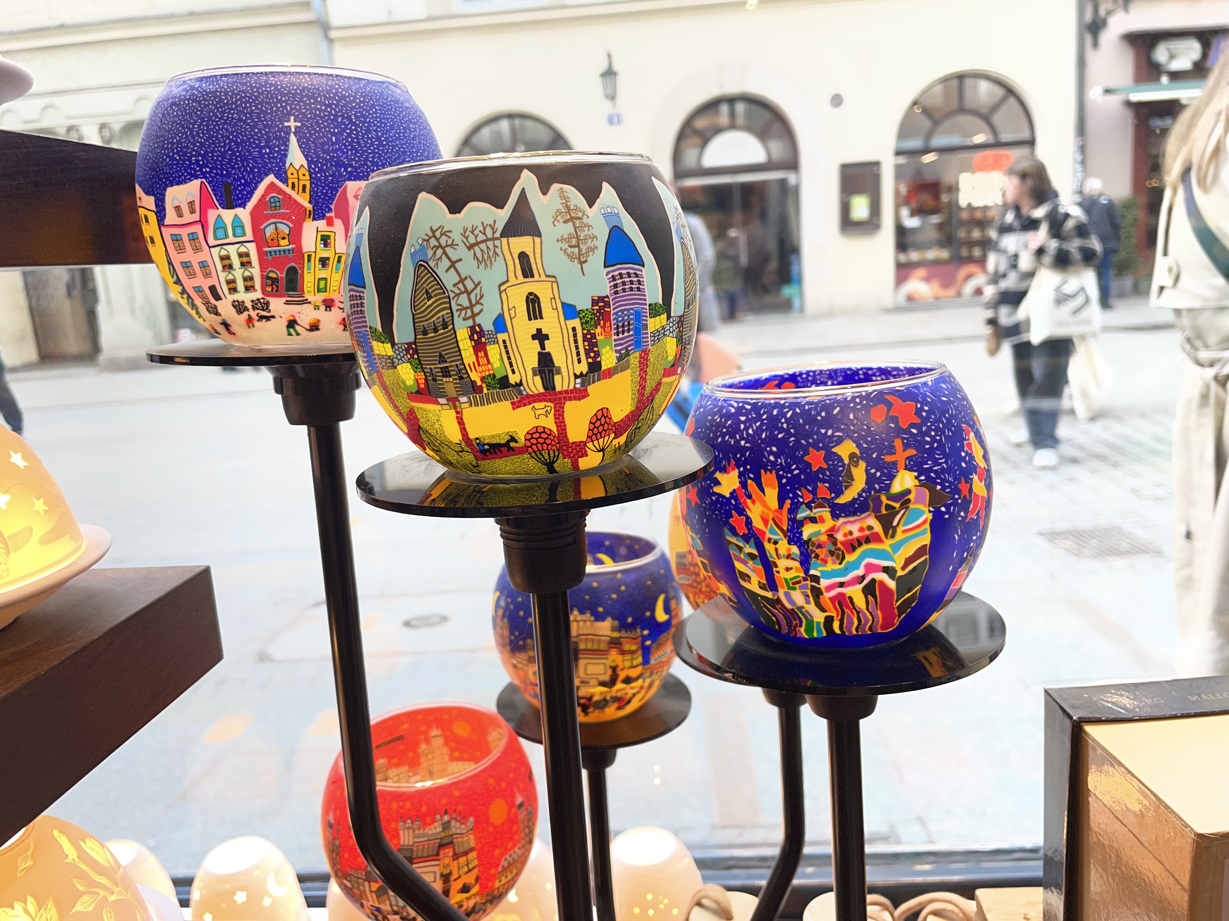 Ceramic tealight holders on stands